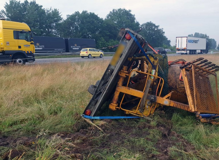 Kraanwagen verliest aanhanger op A1 bij Voorthuizen Kraanwagen verliest aanhanger op A1 bij Voorthuizen