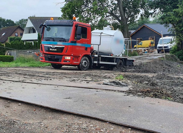 Vrachtwagen uit modder losgetrokken in Amstelveen Vrachtwagen uit modder losgetrokken in Amstelveen