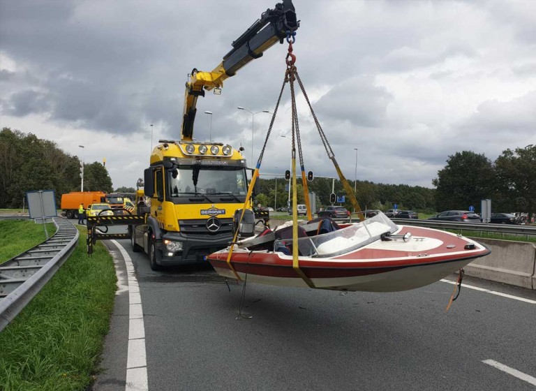 Boot valt van trailer op verbindingsweg A1/A30 bij Barneveld Boot valt van trailer op verbindingsweg A1/A30 bij Barneveld
