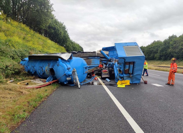 Berging gekantelde vrachtwagen op A27 bij Eemnes Berging gekantelde vrachtwagen op A27 bij Eemnes