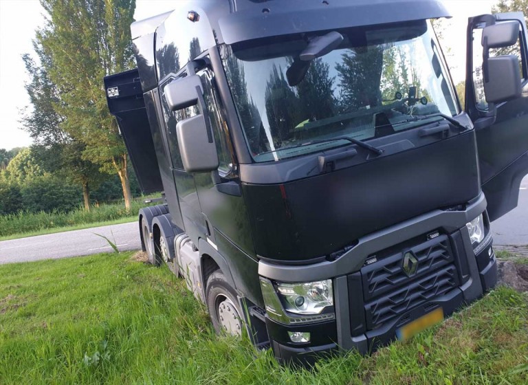 Vrachtwagen vast in greppel Runderweg in Lelystad Vrachtwagen vast in greppel Runderweg in Lelystad