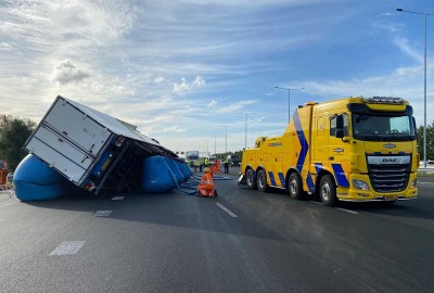 Berging gekantelde vrachtwagen A2 Abcoude