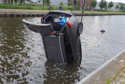 Auto rolt van kade het water van de Arkervaart in Nijkerk in Auto rolt van kade het water van de Arkervaart in Nijkerk in
