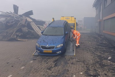 Oplaaiende brand Dronten bemoeilijkt berging voertuigen