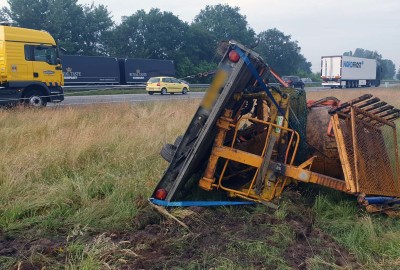 Kraanwagen verliest aanhanger op A1 bij Voorthuizen