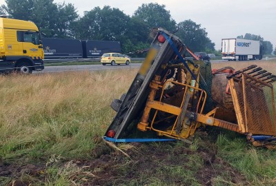 Kraanwagen verliest aanhanger op A1 bij Voorthuizen Kraanwagen verliest aanhanger op A1 bij Voorthuizen