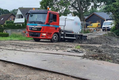 Vrachtwagen uit modder losgetrokken in Amstelveen Vrachtwagen uit modder losgetrokken in Amstelveen