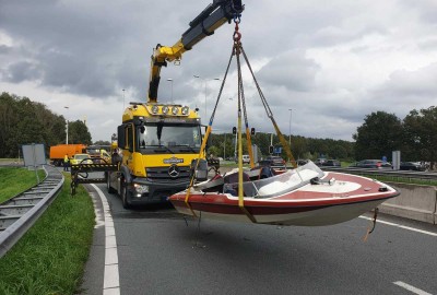 Boot valt van trailer op verbindingsweg A1/A30 bij Barneveld Boot valt van trailer op verbindingsweg A1/A30 bij Barneveld
