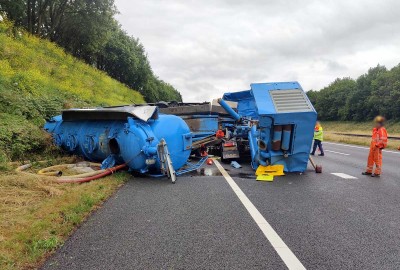 Berging gekantelde vrachtwagen op A27 bij Eemnes Berging gekantelde vrachtwagen op A27 bij Eemnes