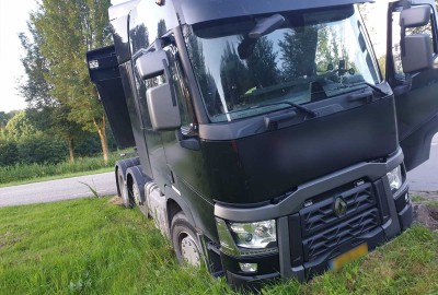 Vrachtwagen vast in greppel Runderweg in Lelystad Vrachtwagen vast in greppel Runderweg in Lelystad